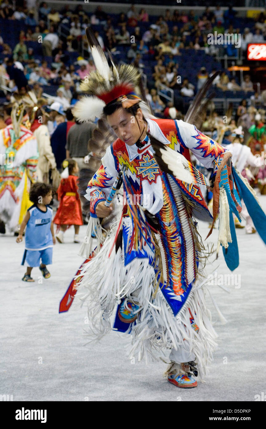 Le Powwow de 2005, tenu par les communautés amérindiennes, célébrait les traditions culturelles à travers des danses et des costumes vibrants. Les participants portaient une tenue tribale colorée, mettant en valeur leur patrimoine. Banque D'Images