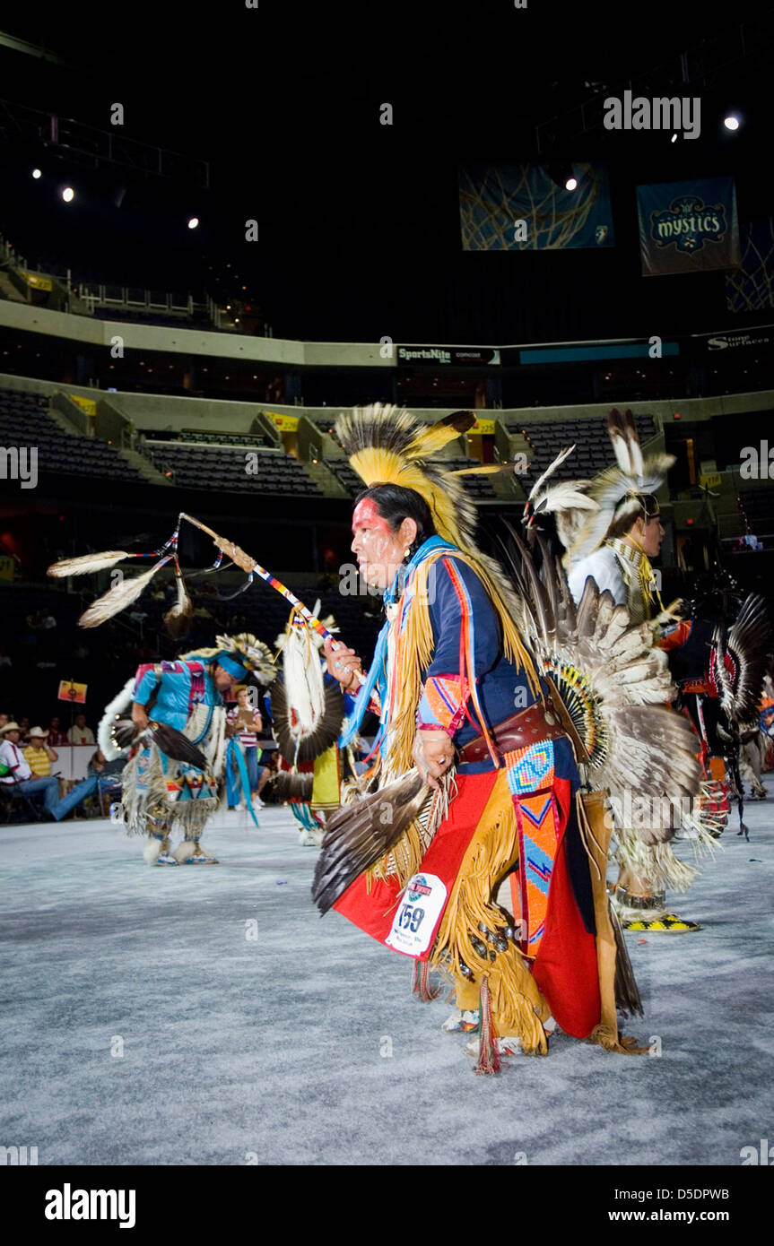 Cette photographie capture des danseurs amérindiens en plein regalia lors d'un powwow. La cérémonie, qui fait partie de l'événement de 2007, célèbre le riche patrimoine culturel des tribus amérindiennes. Banque D'Images