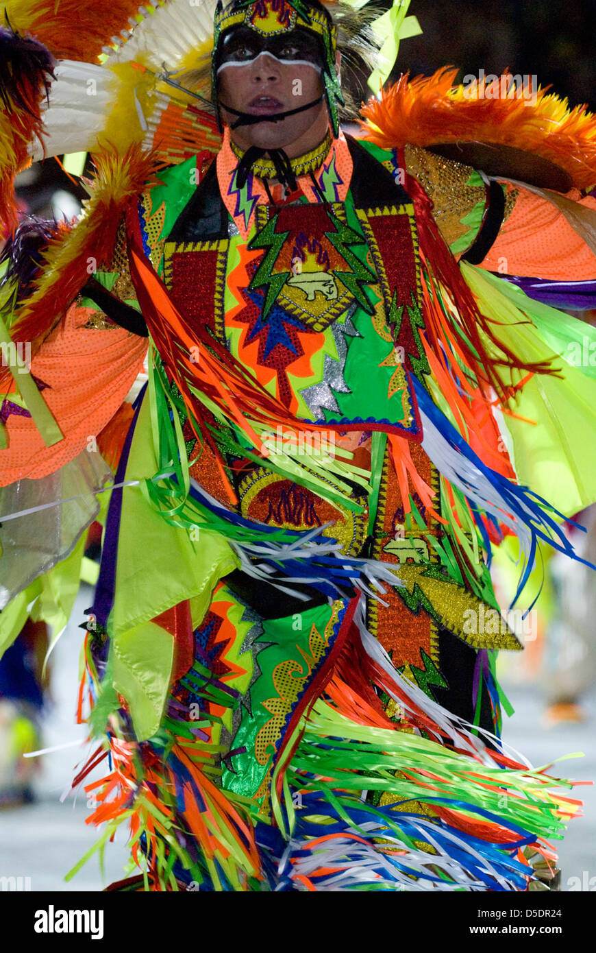 Un amérindien se produisant en tenue de cérémonie traditionnelle au Powwow de 2007, dans le cadre d'une célébration au Musée national des Indiens d'Amérique. Banque D'Images