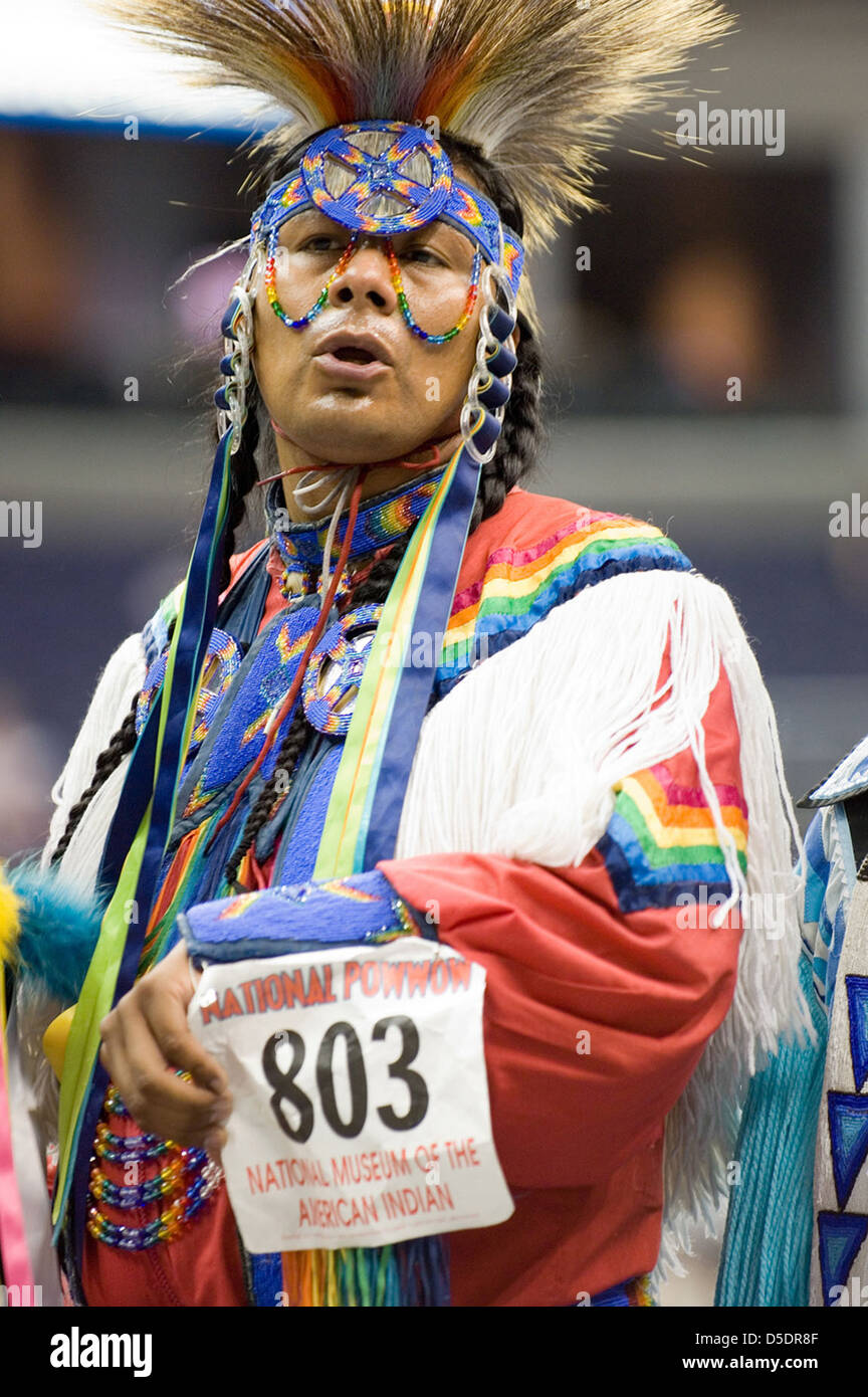 Une photographie de 2005 documentant une compétition de Powwow amérindien, mettant en vedette des participants à des regalia amérindiennes traditionnelles. Les costumes vibrants, les danses cérémonielles et l'importance culturelle de l'événement sont mis en valeur, soulignant la célébration du patrimoine amérindien. Banque D'Images