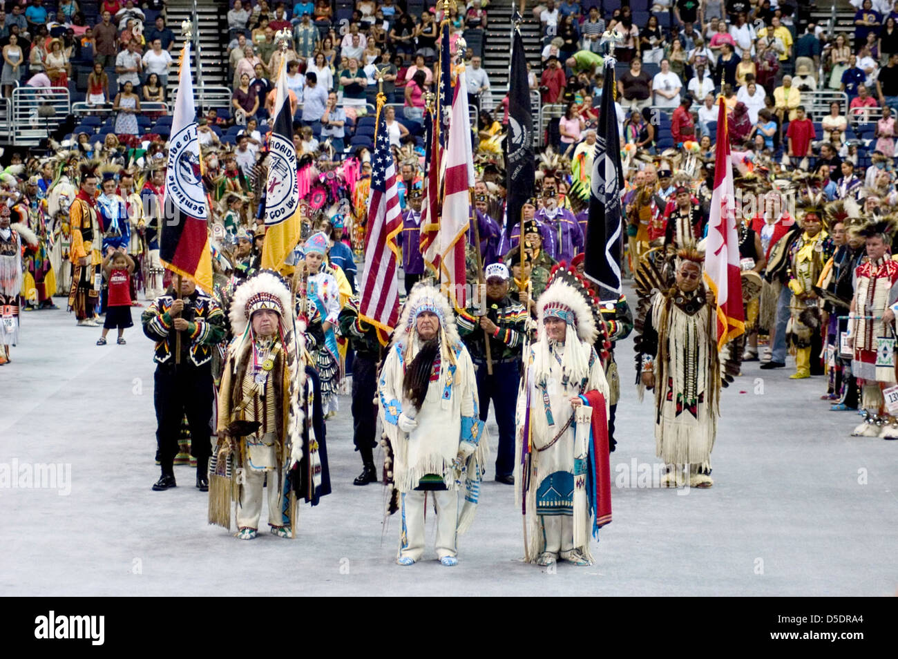 Cette image capture la scène vibrante du Powwow de 2005 au National Museum of the American Indian. La grande entrée présente des danseurs dans des regalia élaborés, représentant la culture et les traditions amérindiennes. Banque D'Images