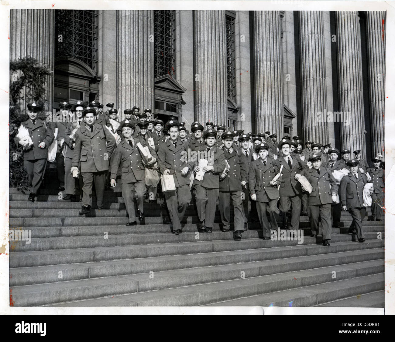 Facteurs à New York, photographiés dans les années 1950 près du bureau de poste James A. Farley. L'image capture les travailleurs de l'un des centres postaux les plus fréquentés des États-Unis, conçu par McKim, Mead & White dans le style Beaux-Arts. Banque D'Images