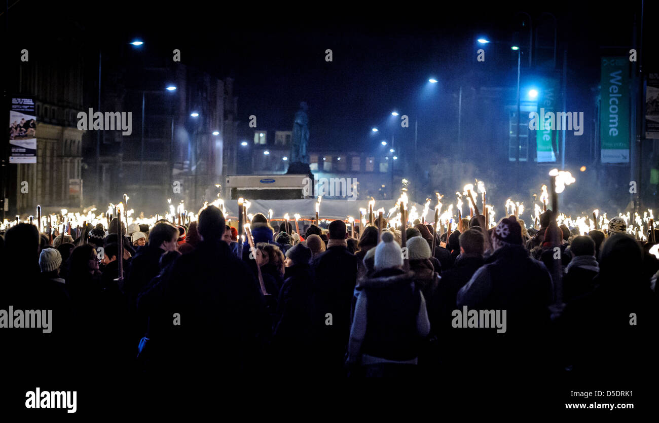 Procession aux flambeaux spectaculaire à Édimbourg pour lancer la fête de hogmanay dirigé par 26 Up Helly Aa' Vikings du Shetland. Banque D'Images