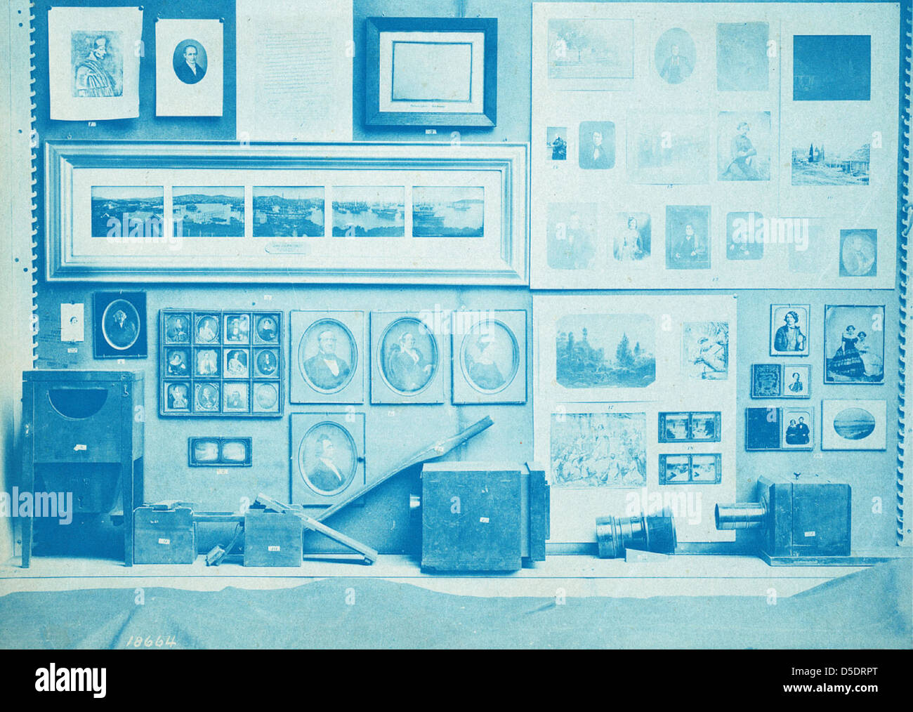 Une installation d'exposition de Daguerréotypes, présentant le matériel photographique des premiers temps et la collection d'histoire photographique de la Smithsonian institution. Banque D'Images