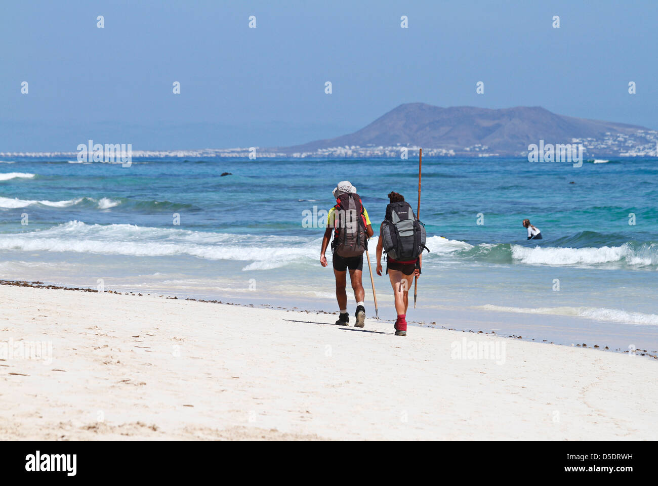 Backpackers marche sur la plage. Fuerteventura, Îles Canaries Banque D'Images