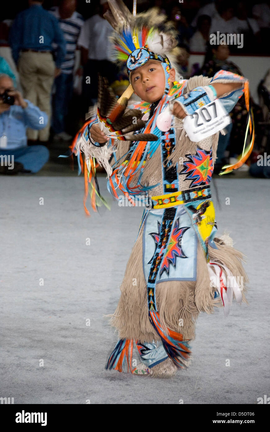 Cette photographie de 2007 montre un garçon amérindien participant à un pow-wow, mettant en valeur la danse traditionnelle, le travail de perles et la coiffe de plumes. L'événement fait partie des rituels culturels amérindiens. Banque D'Images