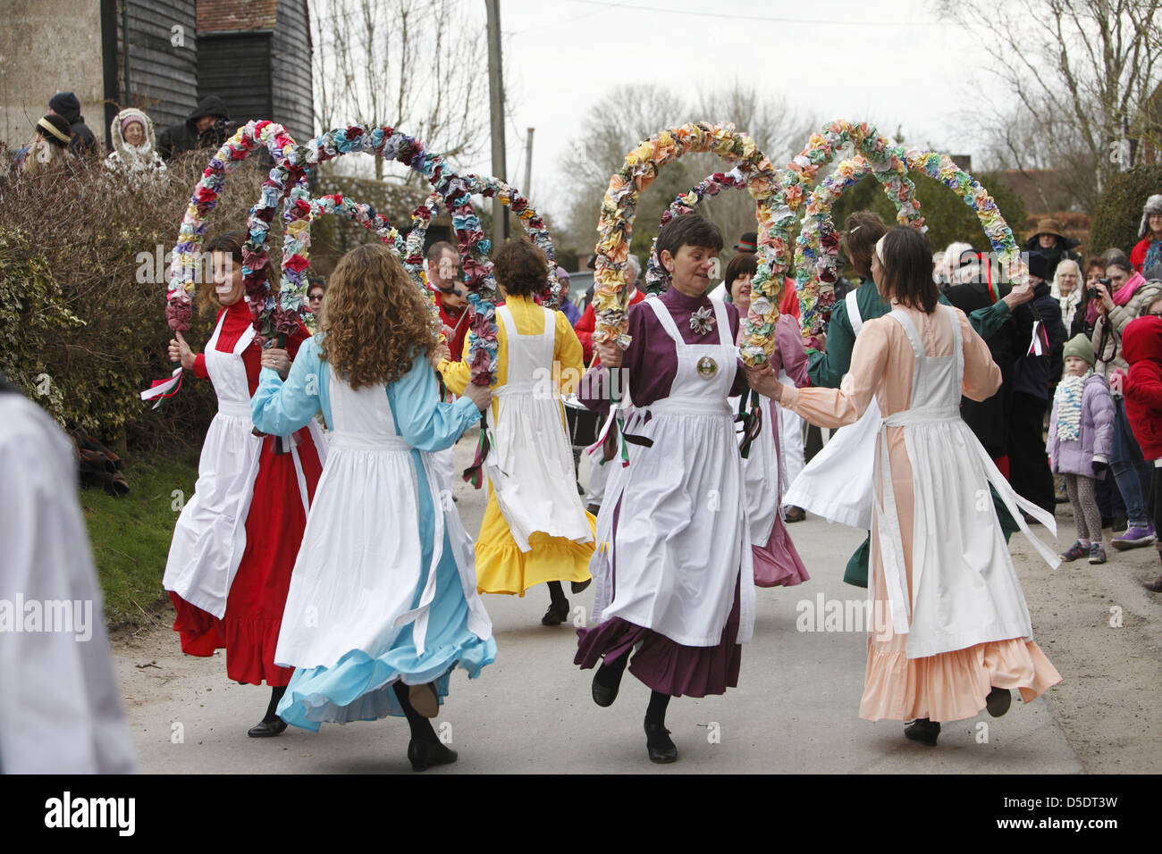 Les noeuds de la femme mai équipe Morris dance en dehors de la pub dans Alciston, East Sussex le Vendredi saint avant longtemps, saut à la corde. Banque D'Images