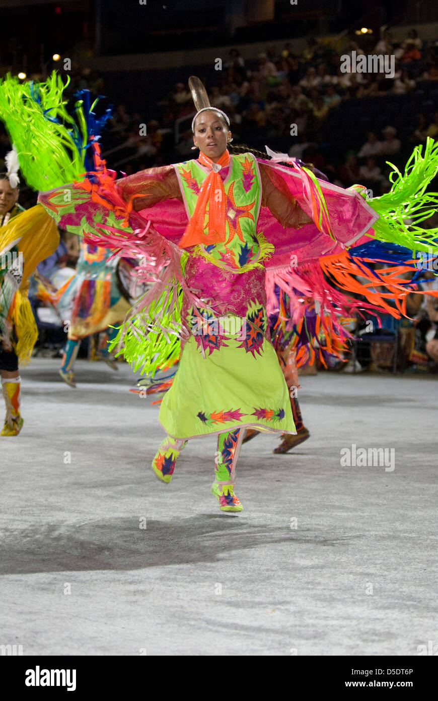 Une scène vibrante du National Powwow de 2007, montrant des danseurs amérindiens en tenue traditionnelle, exécutant des danses cérémonielles dans une célébration de la culture et du patrimoine indigènes. Banque D'Images