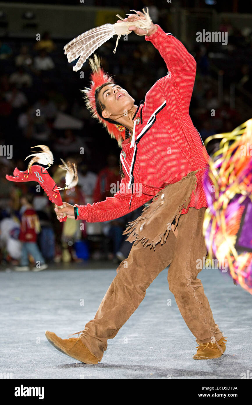 Un Powow de 2007 au Musée national des Indiens d'Amérique, avec des danseurs amérindiens en tenue traditionnelle, interprétant des danses culturelles et tribales. Banque D'Images