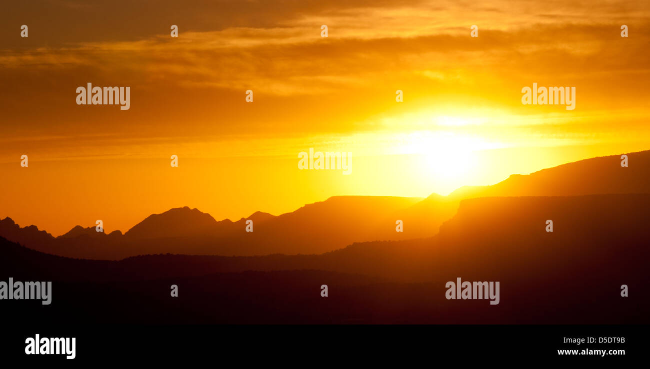 Vue panoramique sur le coucher du soleil et les rochers d'un paysage de montagne Sedona Banque D'Images