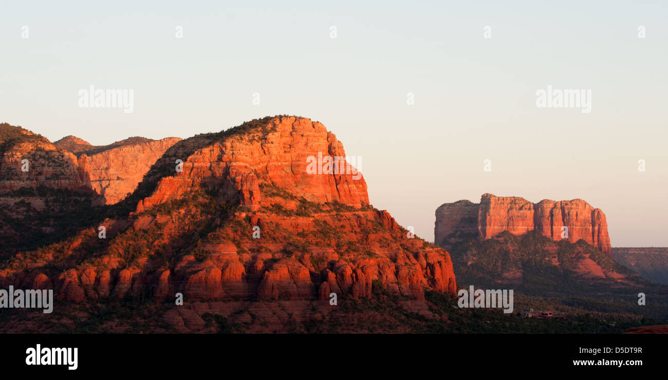 Vue panoramique sur le coucher du soleil et les rochers d'un paysage de montagne Sedona Banque D'Images