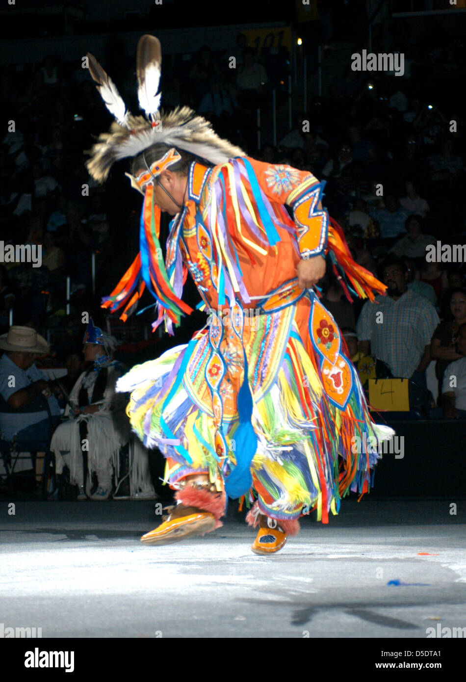 Une photographie du Powwow de 2005 montrant un danseur masculin vêtu d'une tenue traditionnelle colorée, reflétant la régalité et l'importance de la danse et de la culture amérindiennes dans la tradition moderne du Powow. Banque D'Images