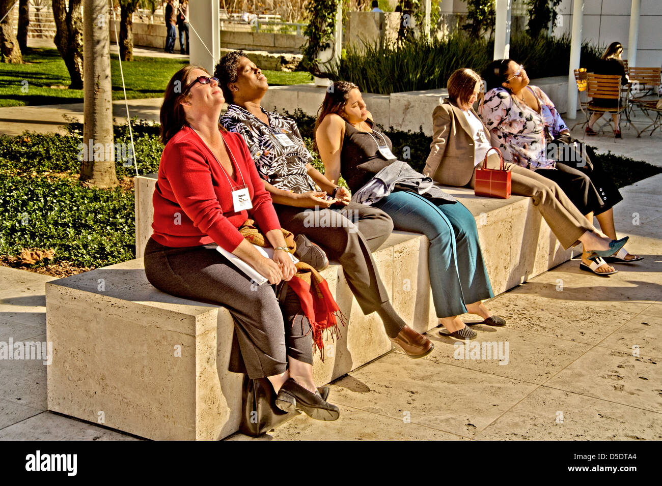 Afro-américaine et les femmes de race blanche de soleil à Los Angeles. Dans de telles conditions météorologiques l'écran solaire est nécessaire. Banque D'Images