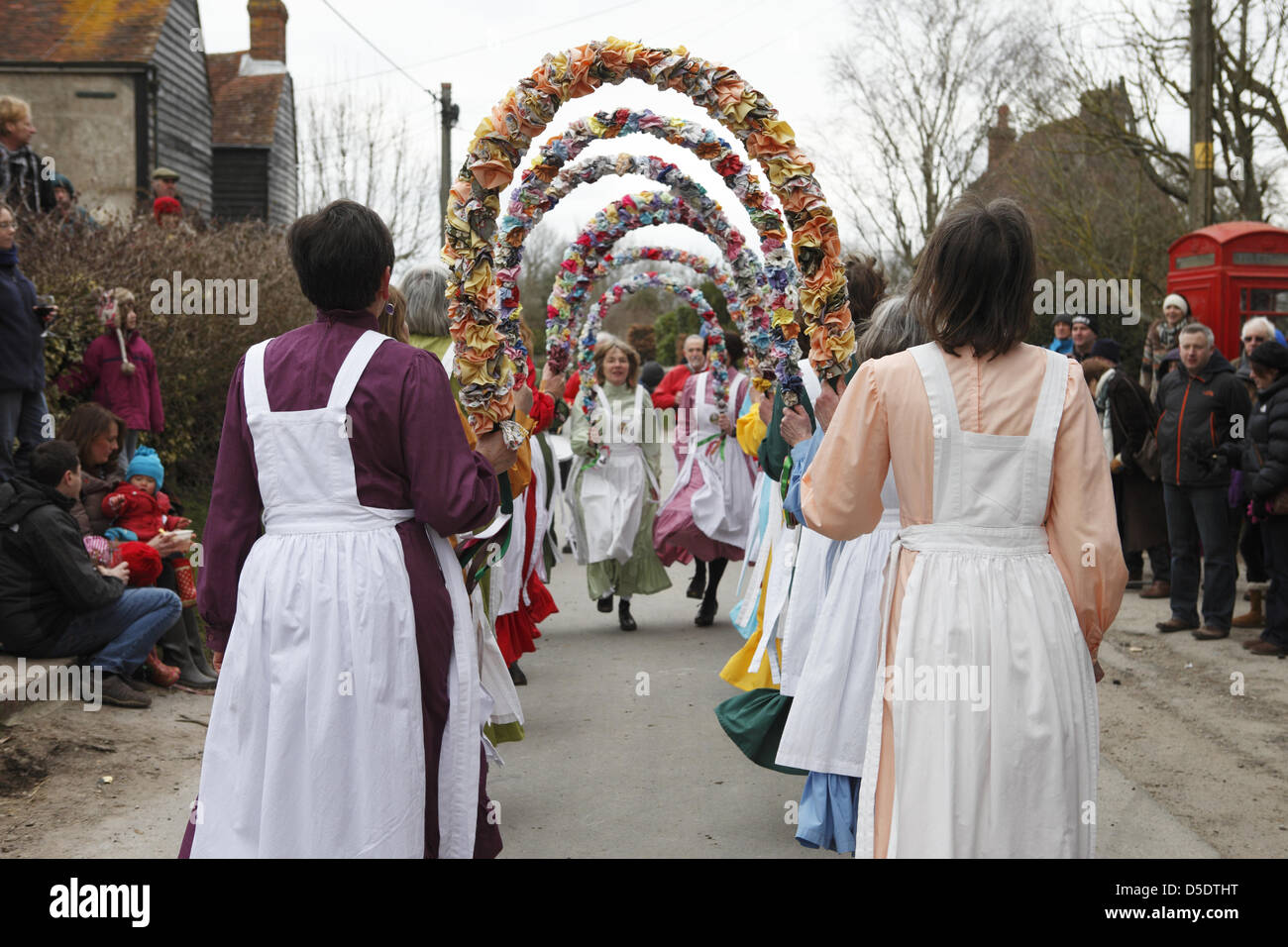 Les noeuds de la femme mai équipe Morris dance en dehors de la pub dans Alciston, East Sussex le Vendredi saint avant longtemps, saut à la corde. Banque D'Images