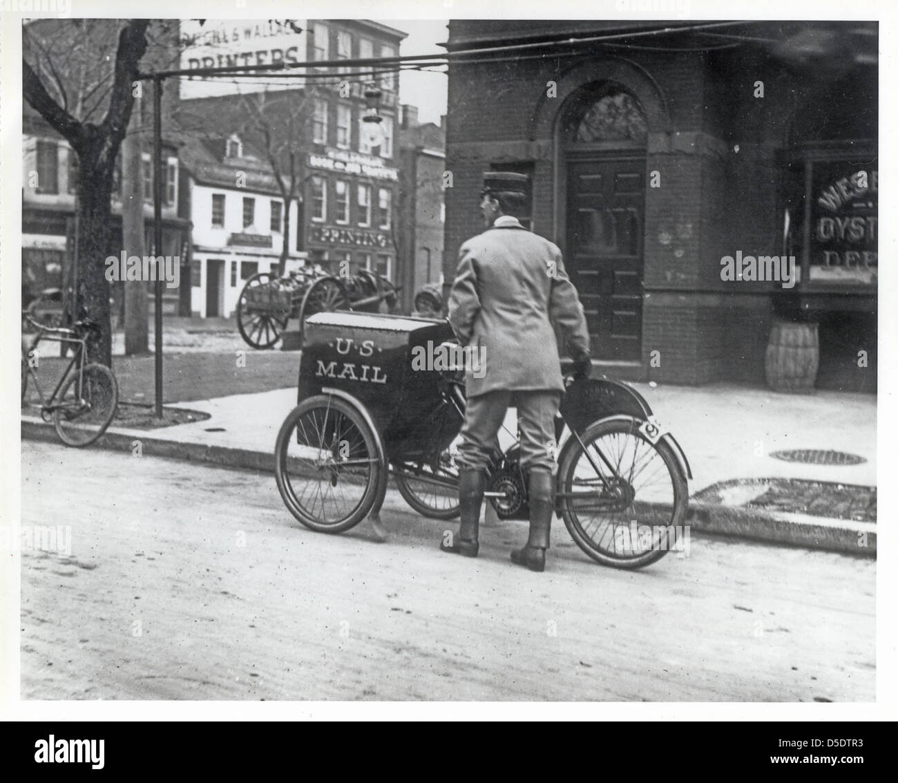 Photographie d’une moto de collecte du courrier à trois roues des années 1910, utilisée pour la livraison postale à Washington, D.C. la moto faisait partie des efforts du service postal des États-Unis pour moderniser la livraison du courrier au début du XXe siècle. Banque D'Images