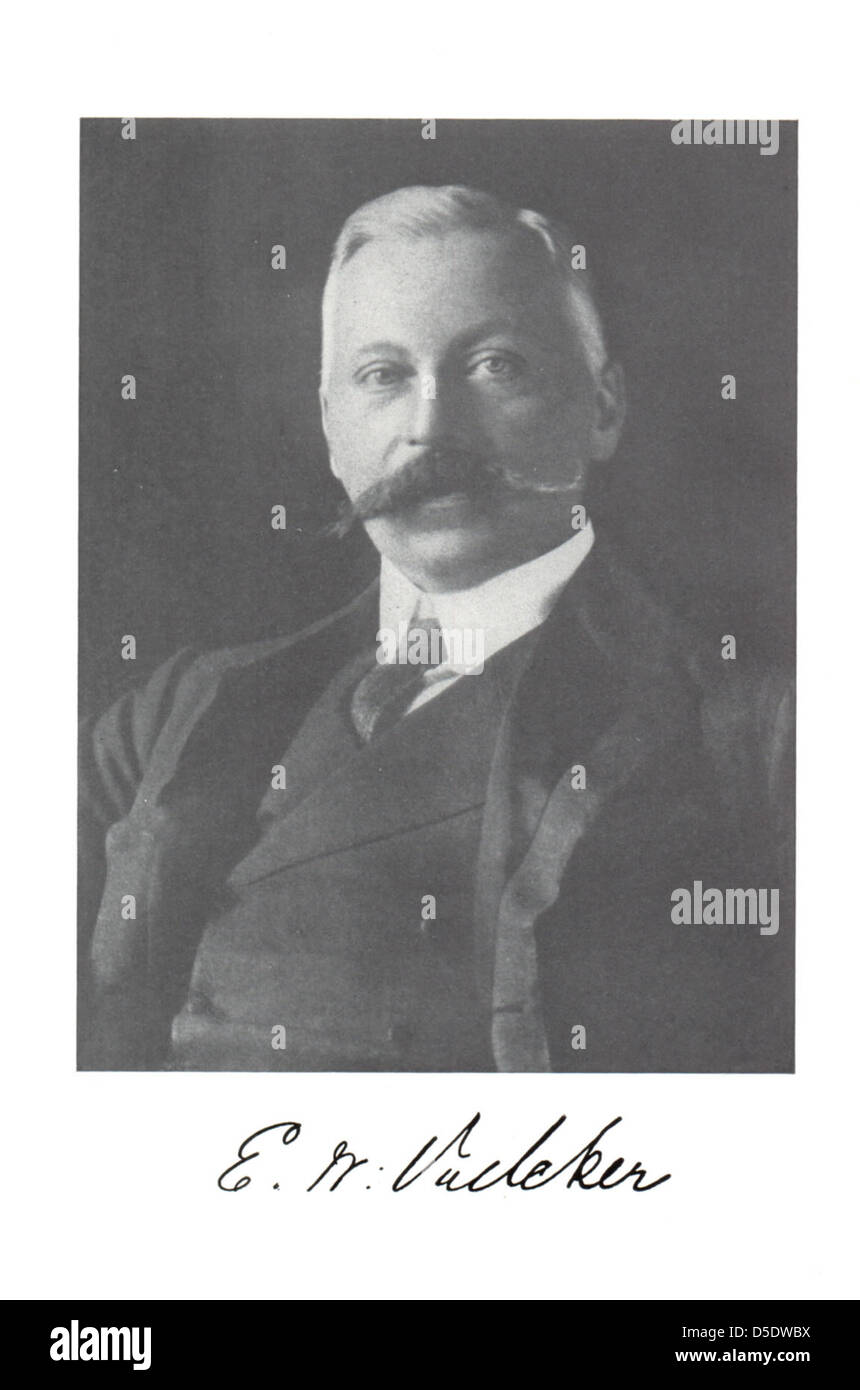Portrait en noir et blanc d'Edward William Voelcker, chimiste éminent, qui a contribué de manière significative au domaine de la chimie à la fin du XIXe siècle et au début du XXe siècle. Banque D'Images