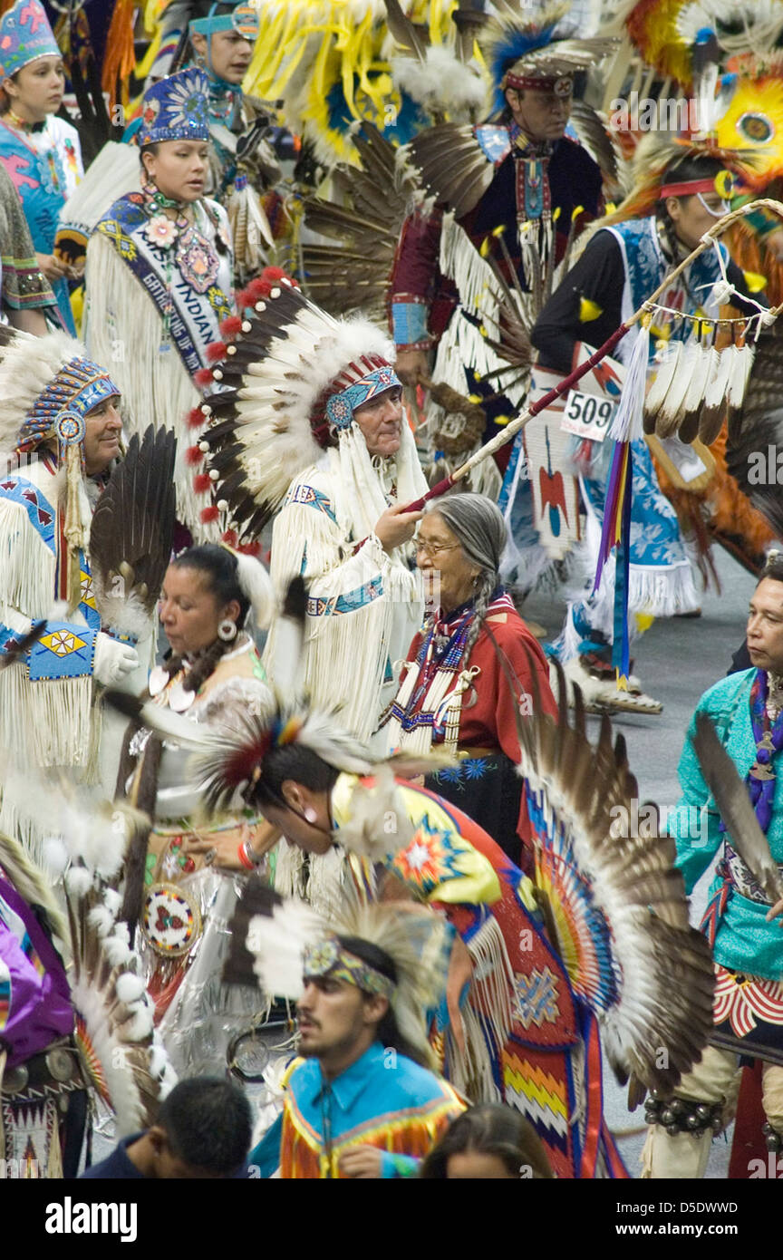 Cette image capture une célébration Powwow de 2005, mettant en vedette des danseurs amérindiens dans des regalia, mettant en vedette des danses traditionnelles et des cérémonies culturelles. Banque D'Images