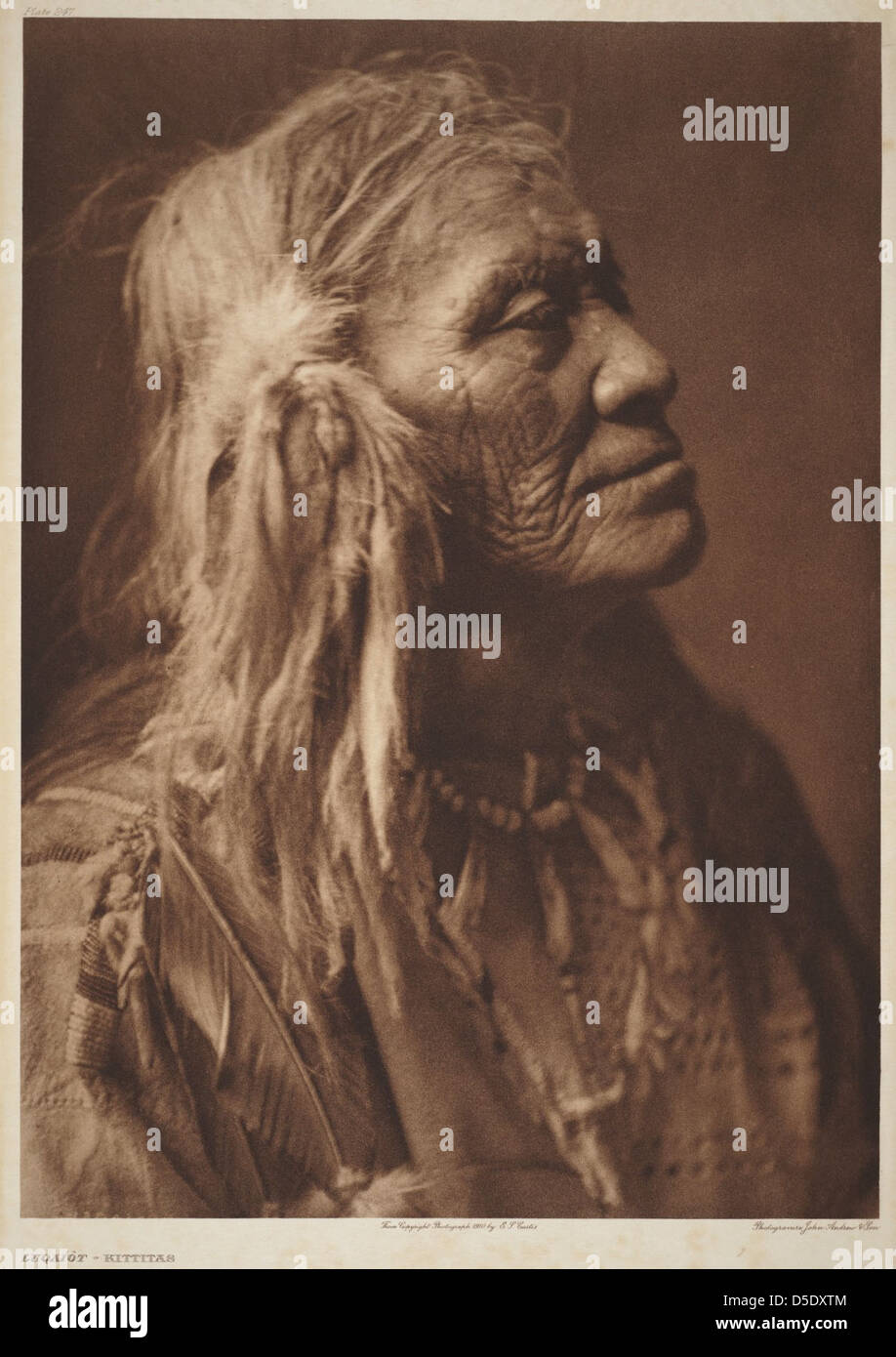 Portrait d'un homme amérindien âgé, Luqaiot de la tribu Kittitas, capturé par le photographe Edward S. Curtis. L'image met l'accent sur ses vêtements traditionnels, ses perles et ses cheveux longs. Banque D'Images