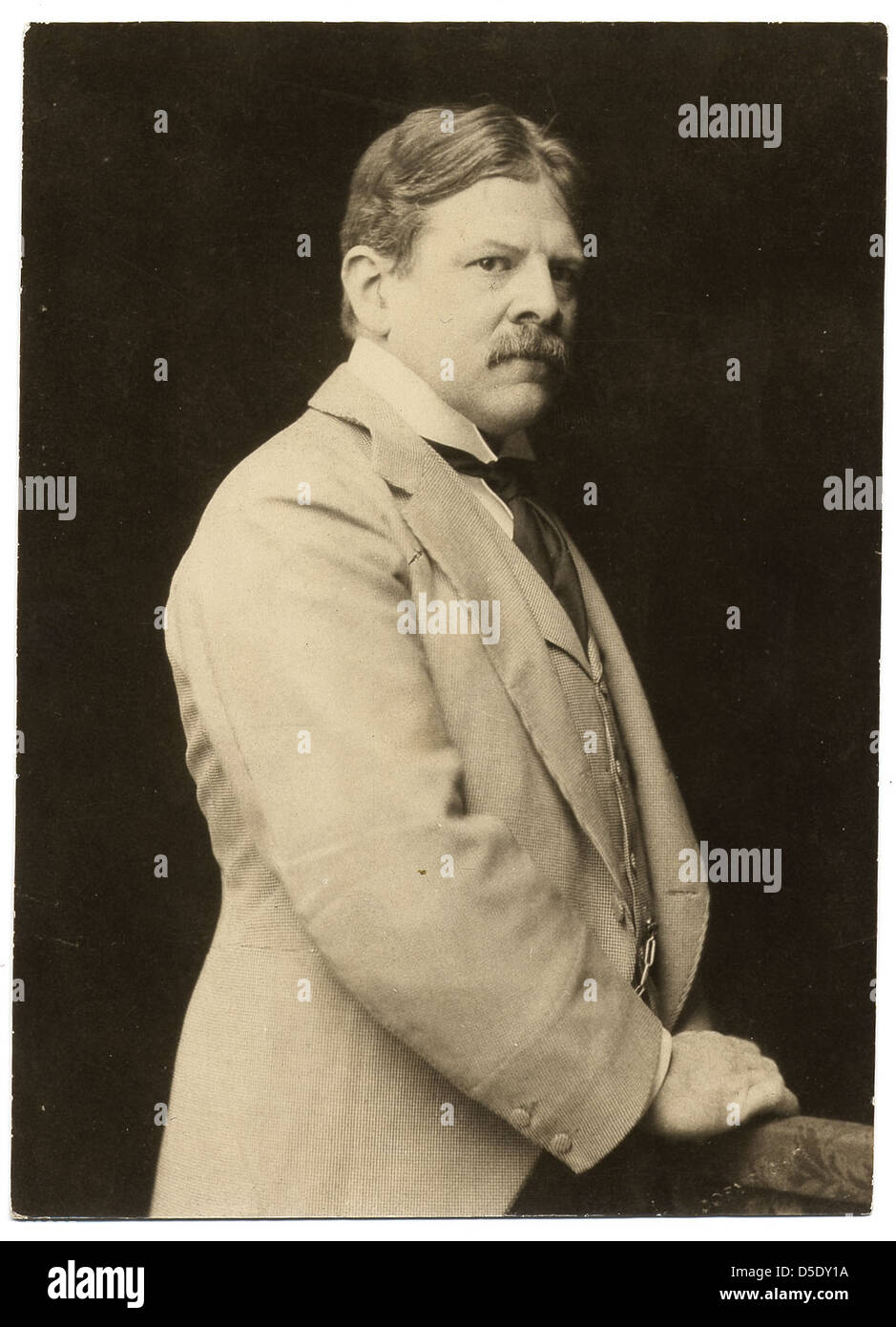 Cette photographie en noir et blanc capture Edwin A. Abbey, illustrateur américain, connu pour son travail sur la quête du Graal. Il offre un aperçu de son style artistique et de sa personnalité. Banque D'Images