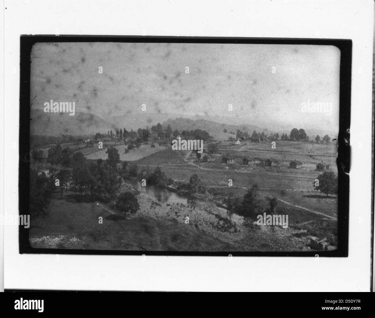 Une photographie antique en noir et blanc de la campagne rurale près de Dayton, Tennessee, capturant des arbres, des collines lointaines et des terres agricoles, évoquant un paysage rural bucolique. Banque D'Images