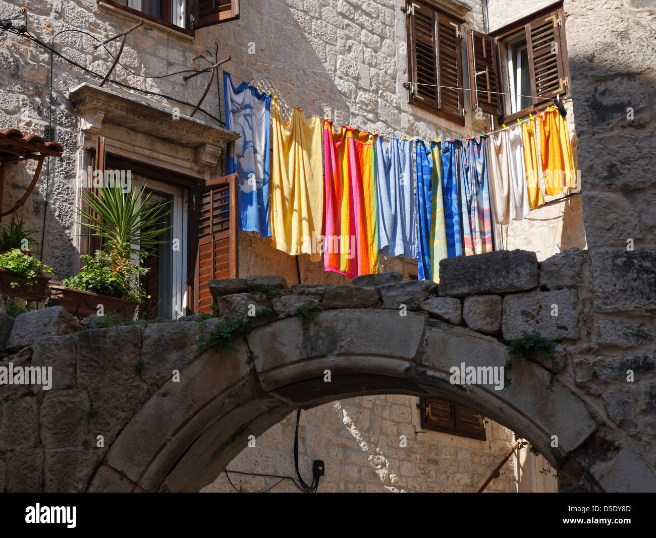 Le séchage des vêtements sur la corde, dans la vieille ville de Trogir Banque D'Images