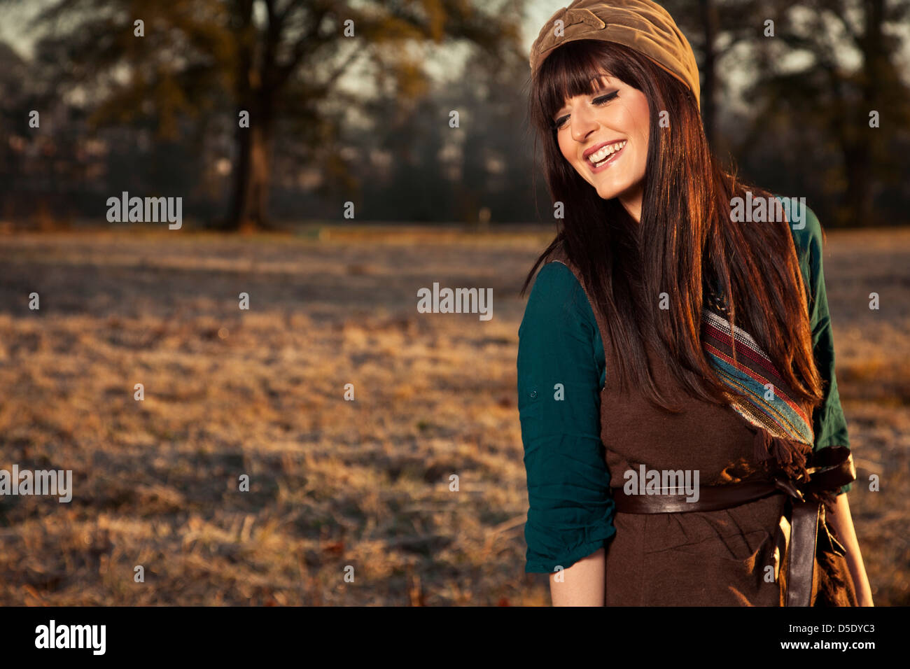Femme en riant dans le champ tôt le matin Banque D'Images
