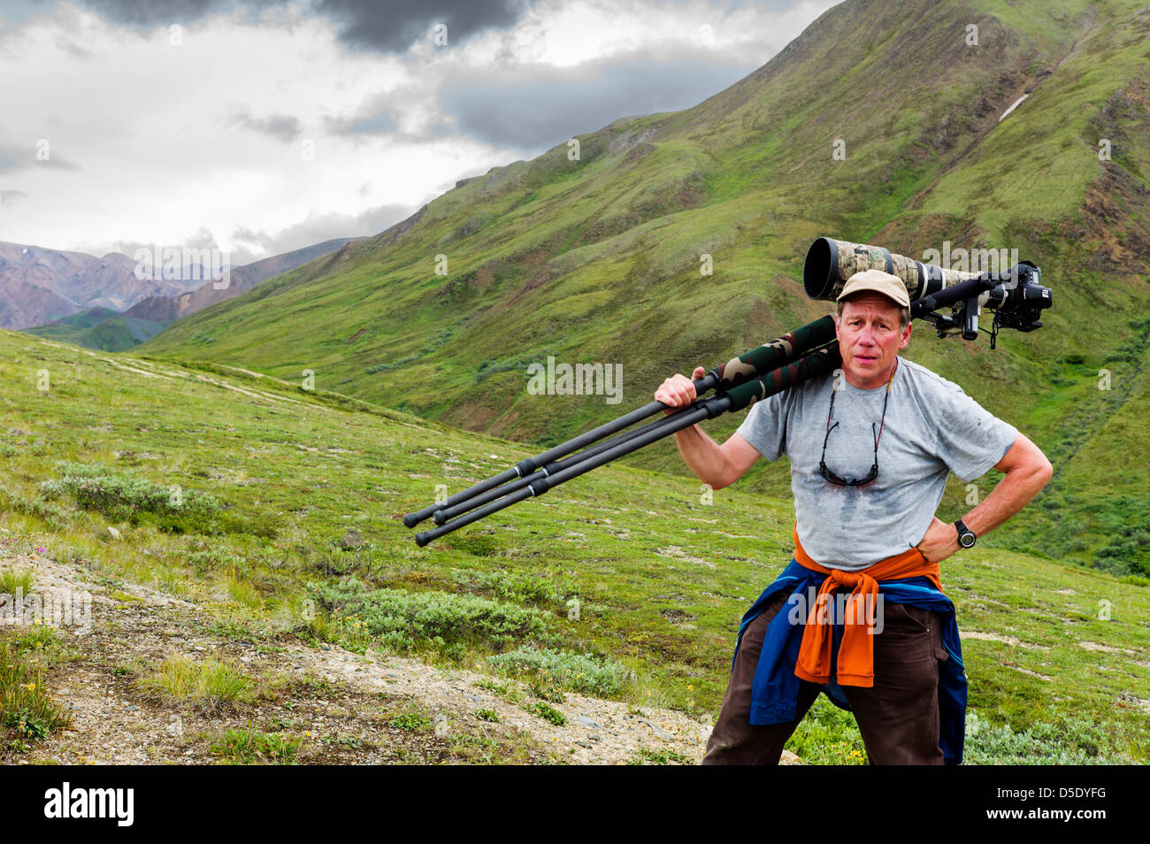 Portrait de photographe professionnel avec de gros téléobjectif & trépied, Denali National Park, Alaska, AK Banque D'Images