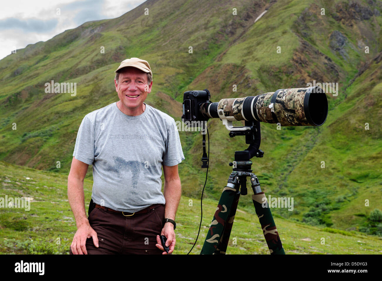 Portrait de photographe professionnel avec de gros téléobjectif & trépied, Denali National Park, Alaska, AK Banque D'Images
