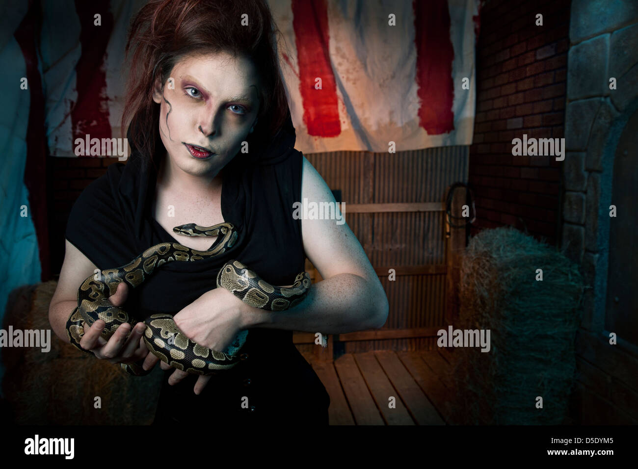 Femme avec des serpents en tented alley Banque D'Images