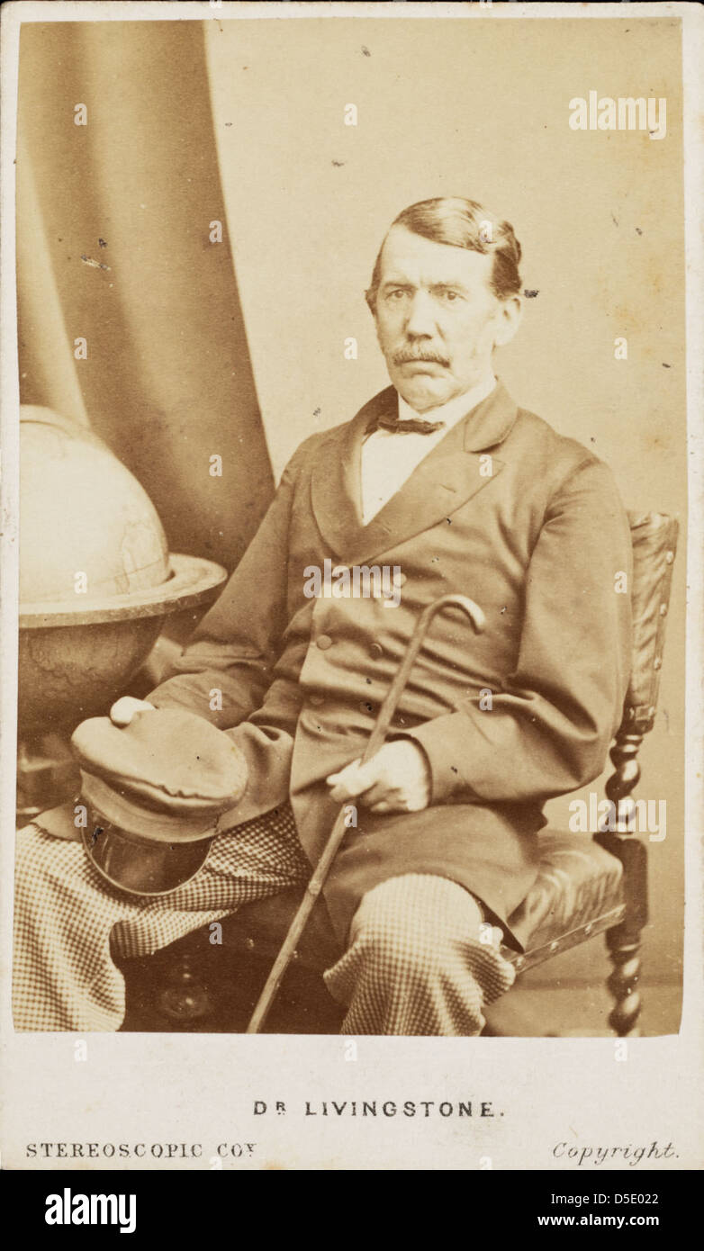 Cette carte de visite montre le célèbre explorateur et missionnaire anglais Dr David Livingstone. La photographie, prise par Paul Emile Chappius, représente Livingstone dans une pose assise formelle, portant un manteau et tenant une canne. Banque D'Images
