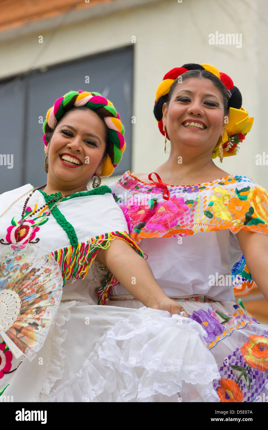Les femmes en costume traditionnel mexicain au carnaval, Veracruz, Mexique Banque D'Images