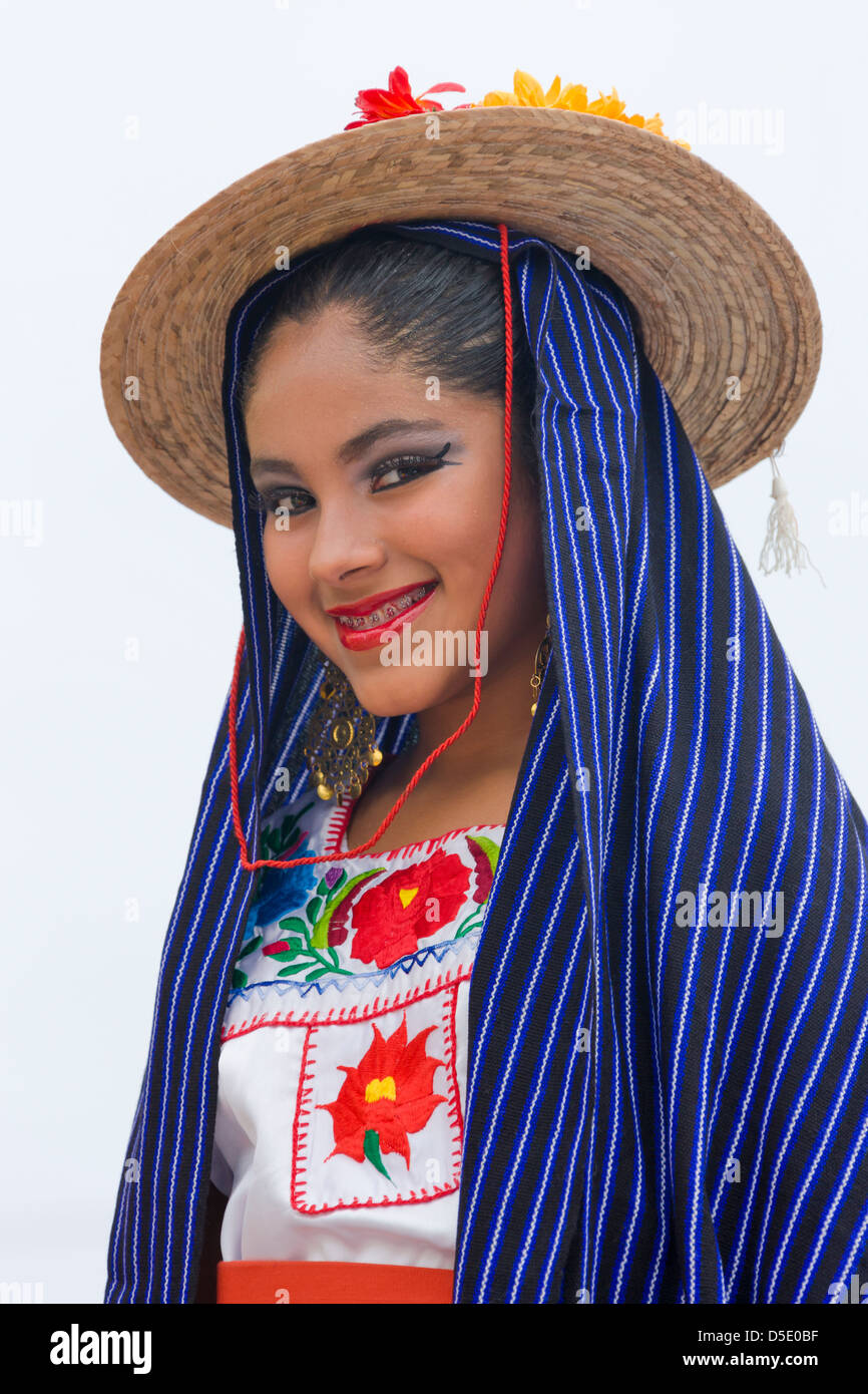 Fille en costume traditionnel mexicain au carnaval, Veracruz, Mexique Banque D'Images