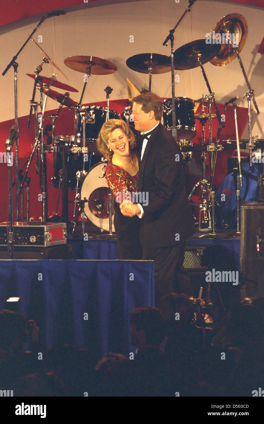 Une photographie du bal inaugural Clinton de 1997, avec le vice-président Al Gore et son épouse, Tipper Gore, dansant ensemble lors de l'événement, marquant un moment important de la célébration de l'investiture présidentielle américaine. Banque D'Images