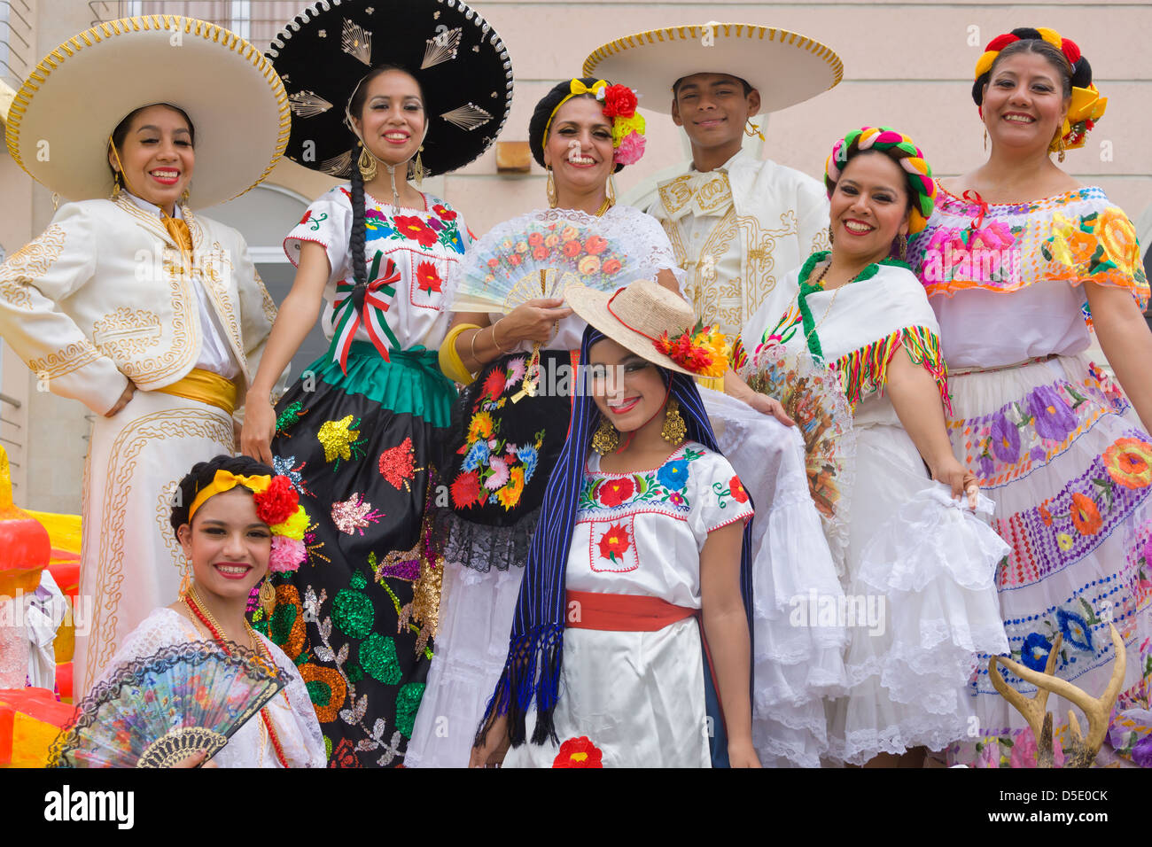 Les filles en costume traditionnel mexicain au carnaval, Veracruz, Mexique Banque D'Images