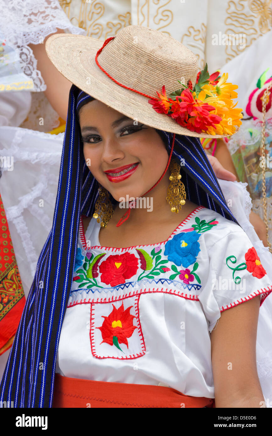 Les filles en costume traditionnel mexicain au carnaval, Veracruz, Mexique Banque D'Images