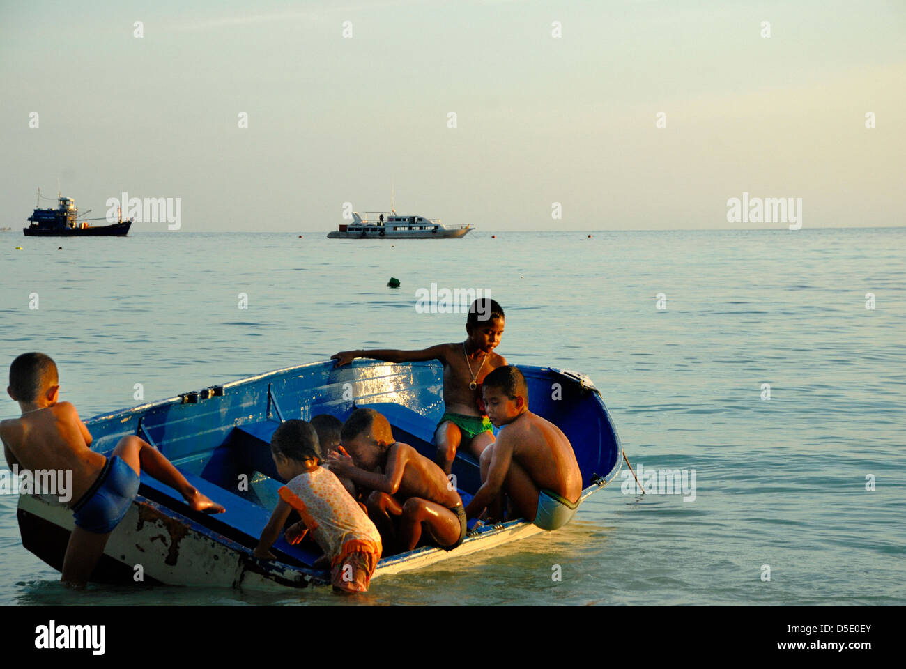 Enfants jouant dans la lumière s'estompe rapidement sur l'île de Lipe en Thaïlande Satun le 8/11/2012 Banque D'Images