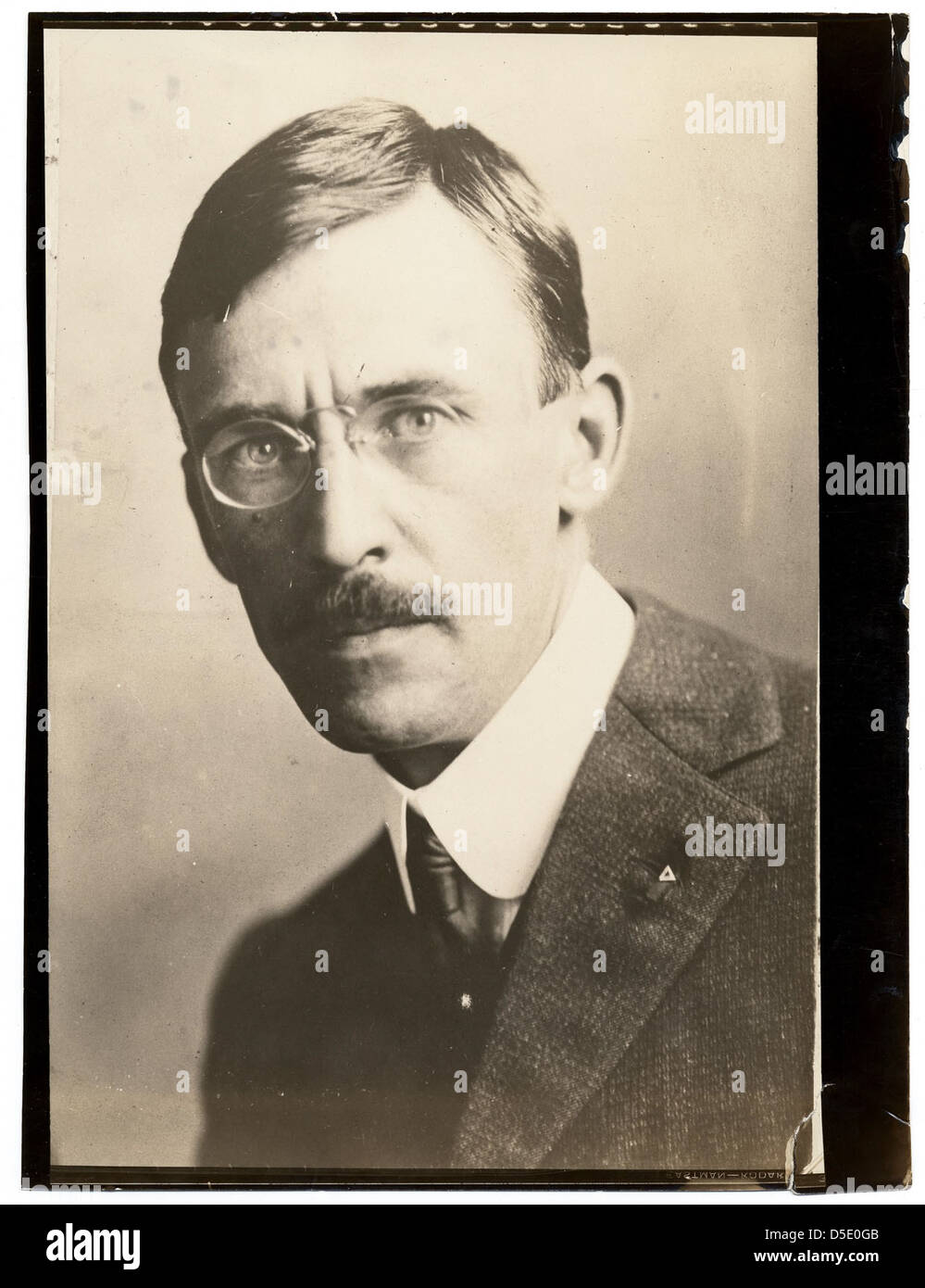 Cette photographie en noir et blanc de Robert Spencer, datant de 1916, montre l'artiste habillé formellement de cheveux noirs et d'une moustache distinctive. Son regard intense et le style monochrome du portrait reflètent son caractère sérieux. L'image fait partie de la collection Archives of American Art de la Smithsonian institution. Banque D'Images