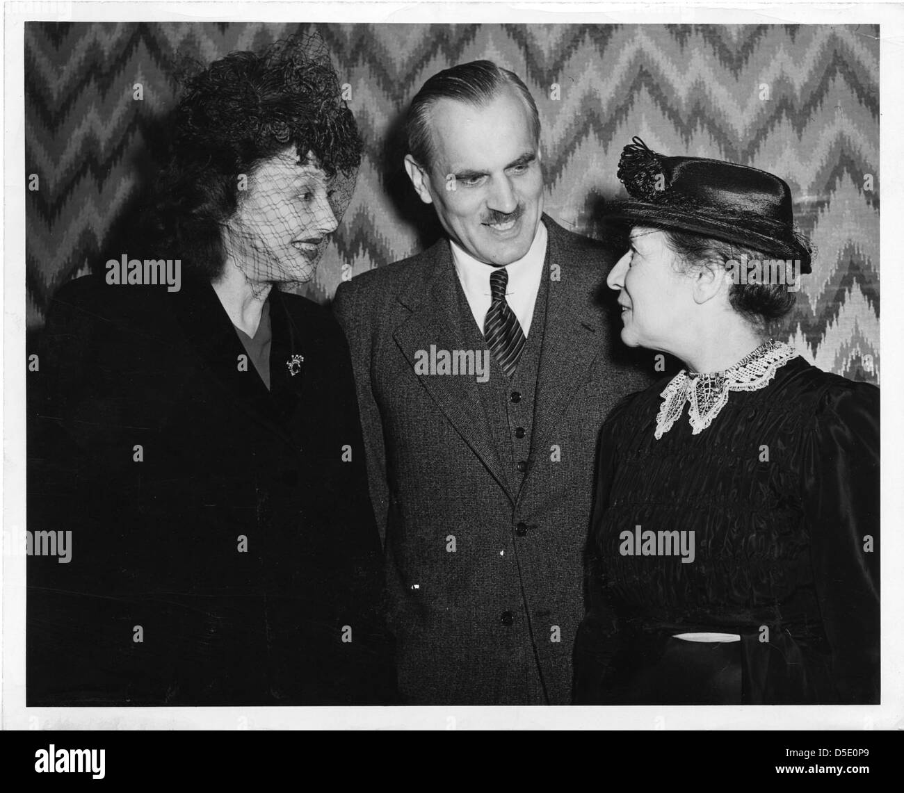 Photographie historique montrant Lise Meitner avec les physiciens Arthur H. Compton et Katherine Cornell. Cette image met en lumière les femmes dans les sciences au milieu du XXe siècle. Banque D'Images