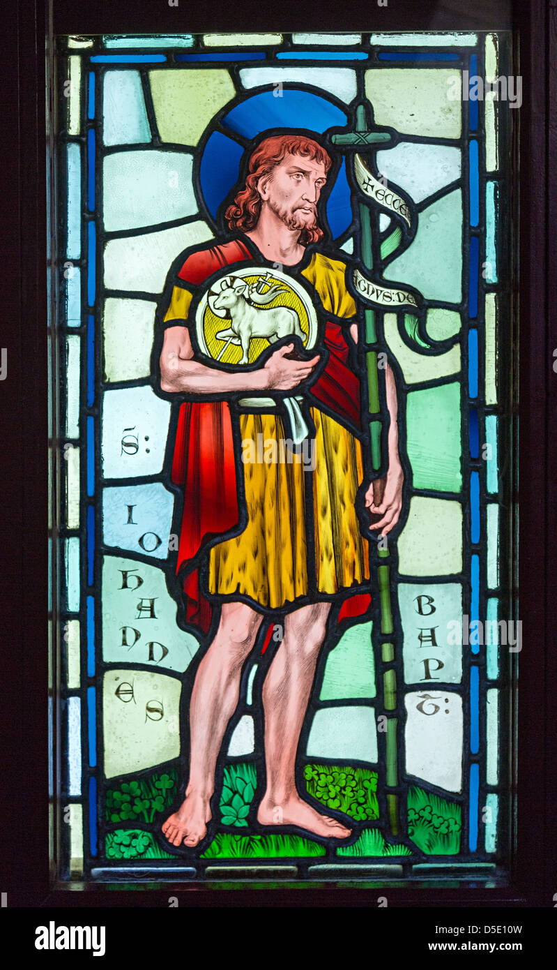 L'inscription du vitrail de Saint Jean le Baptiste Castell Coch château, Tongwynlais, Cardiff, Pays de Galles, Royaume-Uni Banque D'Images