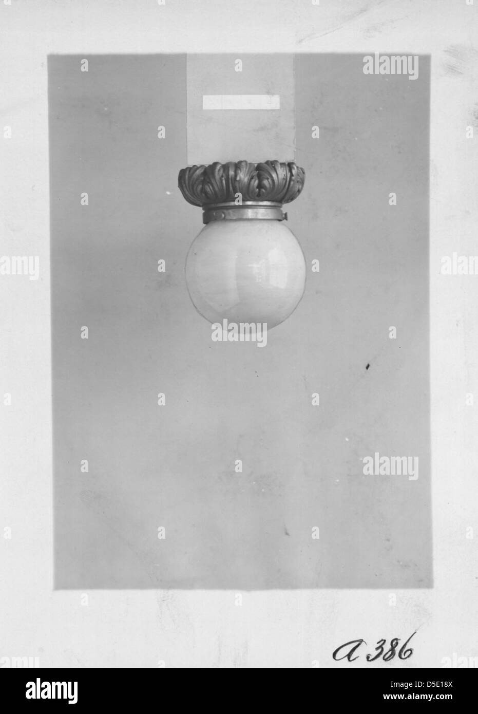 Un luminaire encastré de la résidence de John Pierpont Morgan à New York, conçu par E. F. Caldwell & Co. Le luminaire reflète l'opulence et la sophistication des intérieurs Gilded Age. Banque D'Images