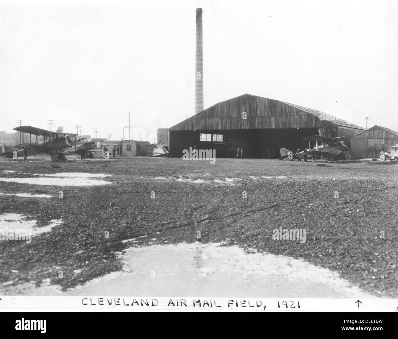 Une photographie de 1921 d'avions postaux à Cleveland, Ohio, montrant des avions de Havilland D.H.4 en opération pour le service de la poste aérienne des États-Unis. L'image capture les premières années des opérations postales aériennes aux États-Unis. Banque D'Images