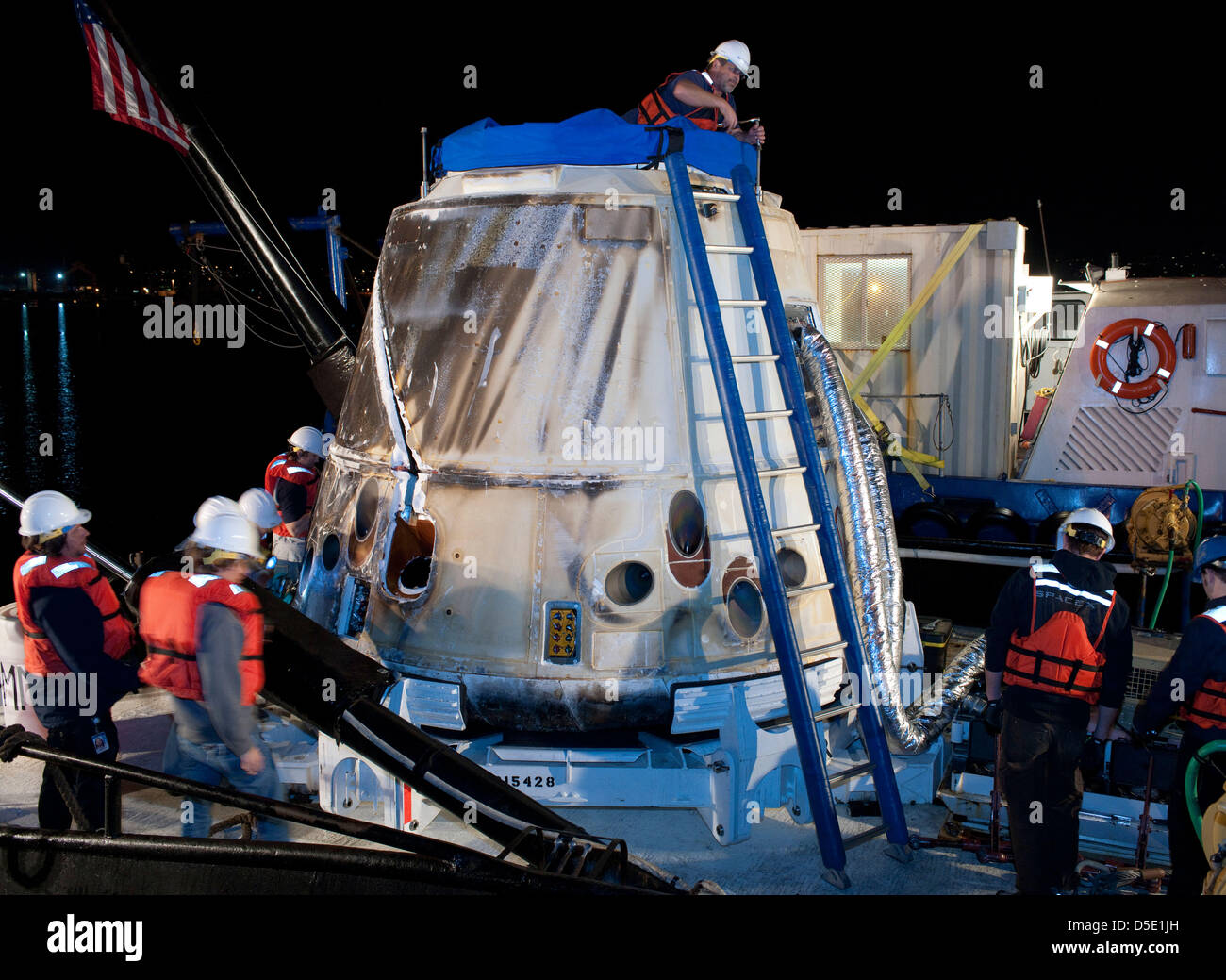 SpaceX Dragon la capsule est vu peu après son arrivée dans un port après la projection vers le bas de la Baja de Californie le 27 mars 2013 près de Los Angeles, Californie. Banque D'Images