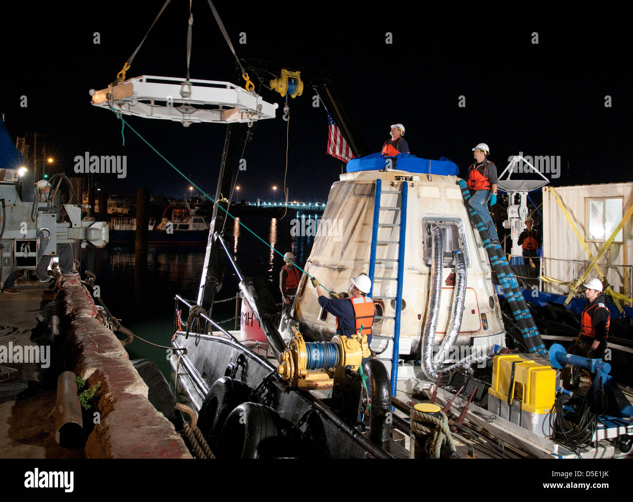 SpaceX Dragon la capsule est vu peu après son arrivée dans un port après la projection vers le bas de la Baja de Californie le 27 mars 2013 près de Los Angeles, Californie. Banque D'Images