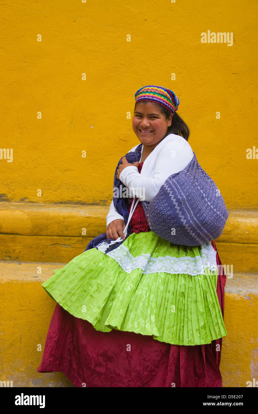 Femme mexicaine avec mur jaune, San Miguel de Allende, Mexique Banque D'Images