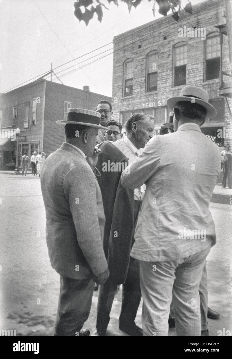 Clarence S. Darrow parlant avec groupe d'hommes, Dayton, Ohio, juillet 1925. Banque D'Images