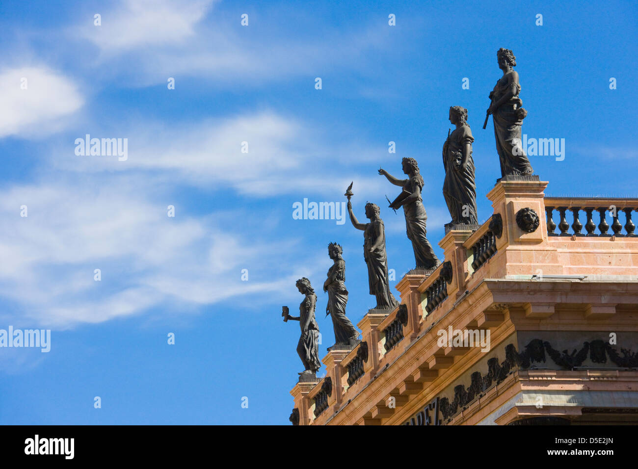 Les statues sur le toit de Teatro Juarez. Guanajuato, Mexique Banque D'Images