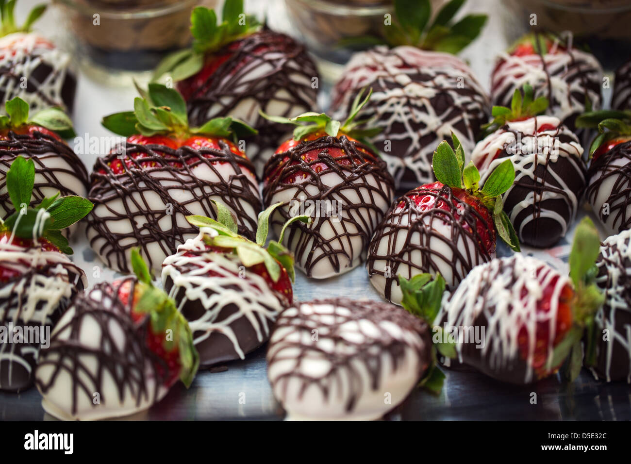 Un plateau de fraises enrobées de chocolat Banque D'Images