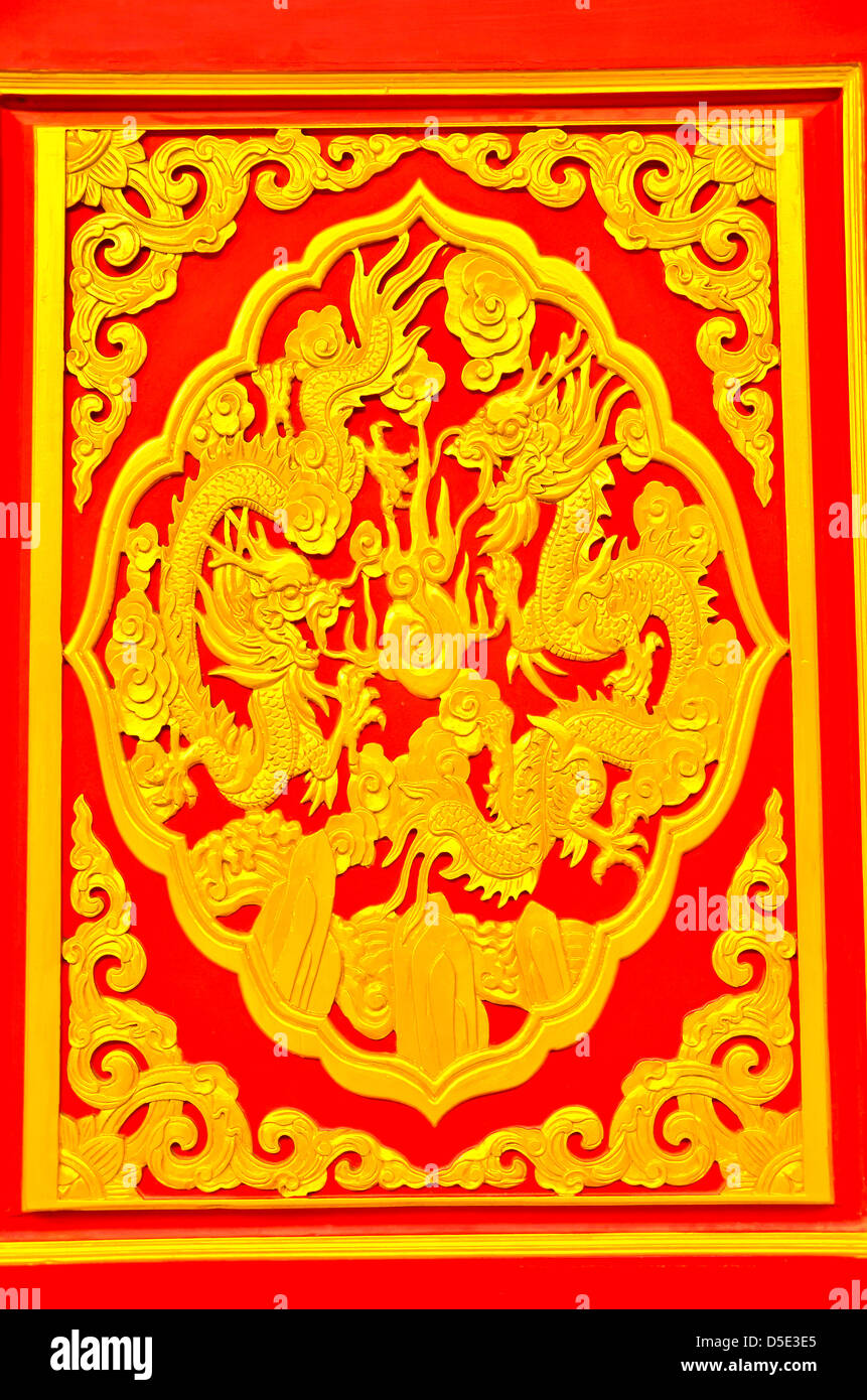 Dragon sur porte avec style chinois Banque D'Images