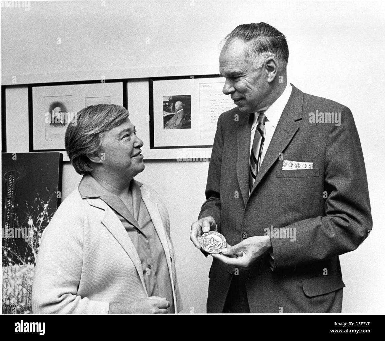 Dixy Lee Ray, biologiste marin, et Glenn Theodore Seaborg, chimiste, dans les années 1960 Tous deux ont contribué de manière significative à leurs domaines respectifs et ont joué un rôle clé dans l'avancement de la science et de la recherche au cours du XXe siècle. Banque D'Images