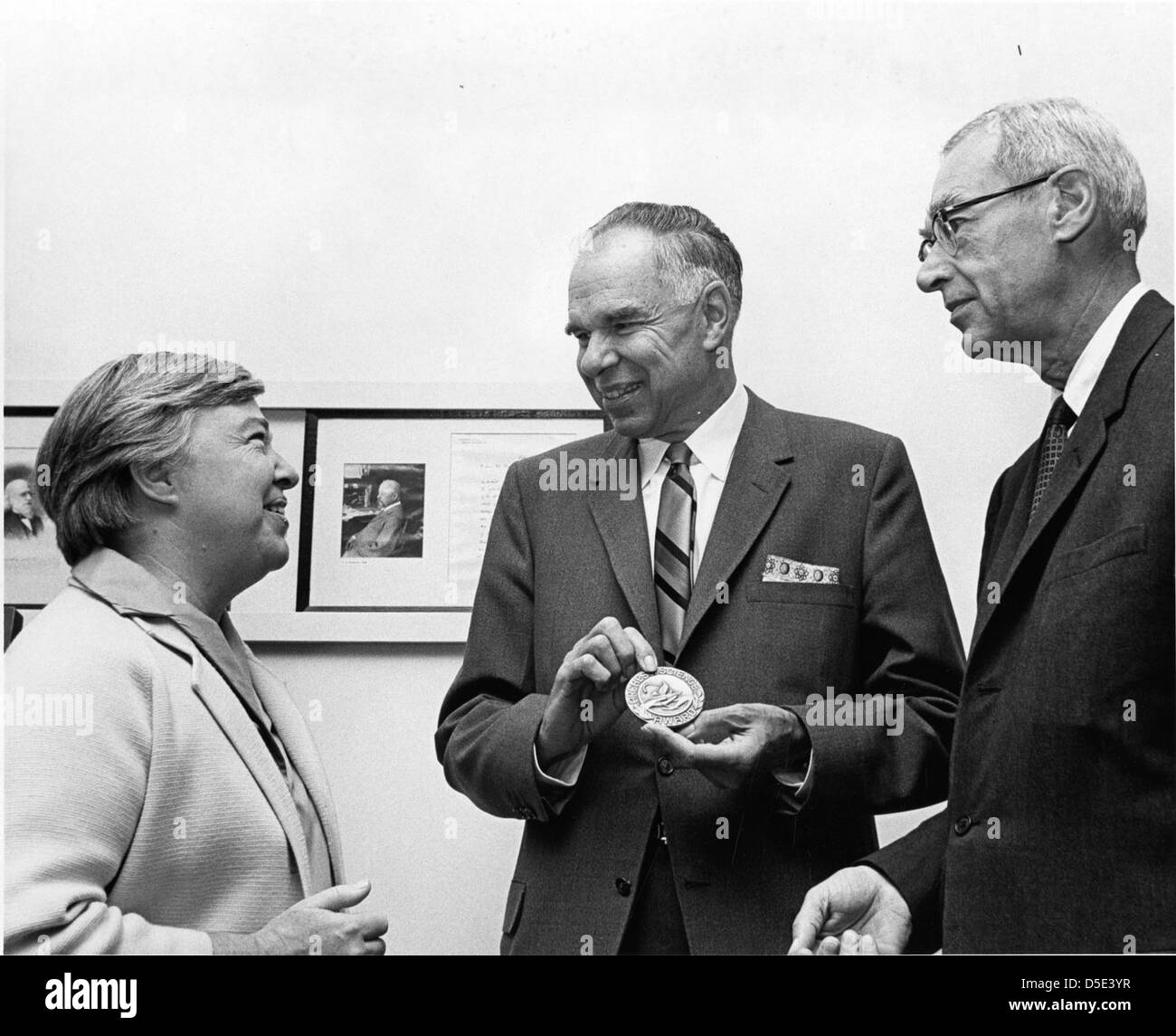 Une photographie des années 1960 montrant Dixy Lee Ray, Glenn Theodore Seaborg et Ed Westcott. Ray était un biologiste marin et ancien gouverneur de Washington, Seaborg était un chimiste éminent, et Westcott était un photographe. L’image met en lumière ces figures influentes de la science et leurs contributions à divers domaines, notamment la chimie et la biologie marine. Banque D'Images